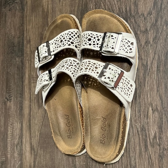 Bio Gold Sz 8 sandals - Picture 1 of 4